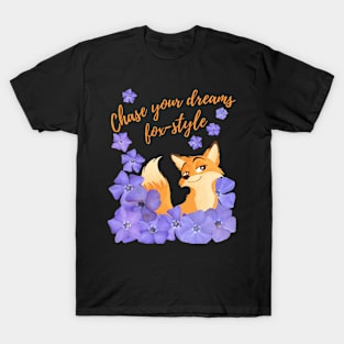 Chase Your Dreams Fox-style – a fox and blue flowers. T-Shirt